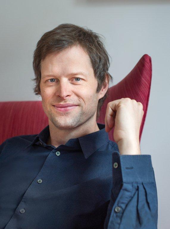 AliSmith_JHendersonHeadshot1_FinalClrWeb